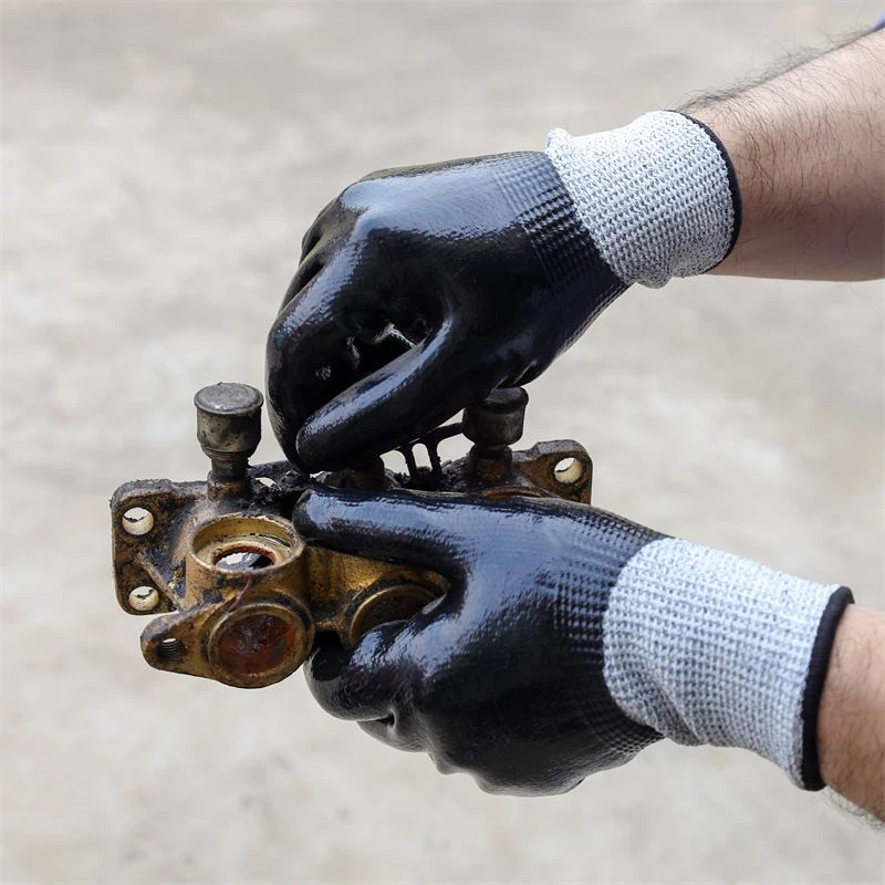 Iškirpkite atsparias darbo pirštines